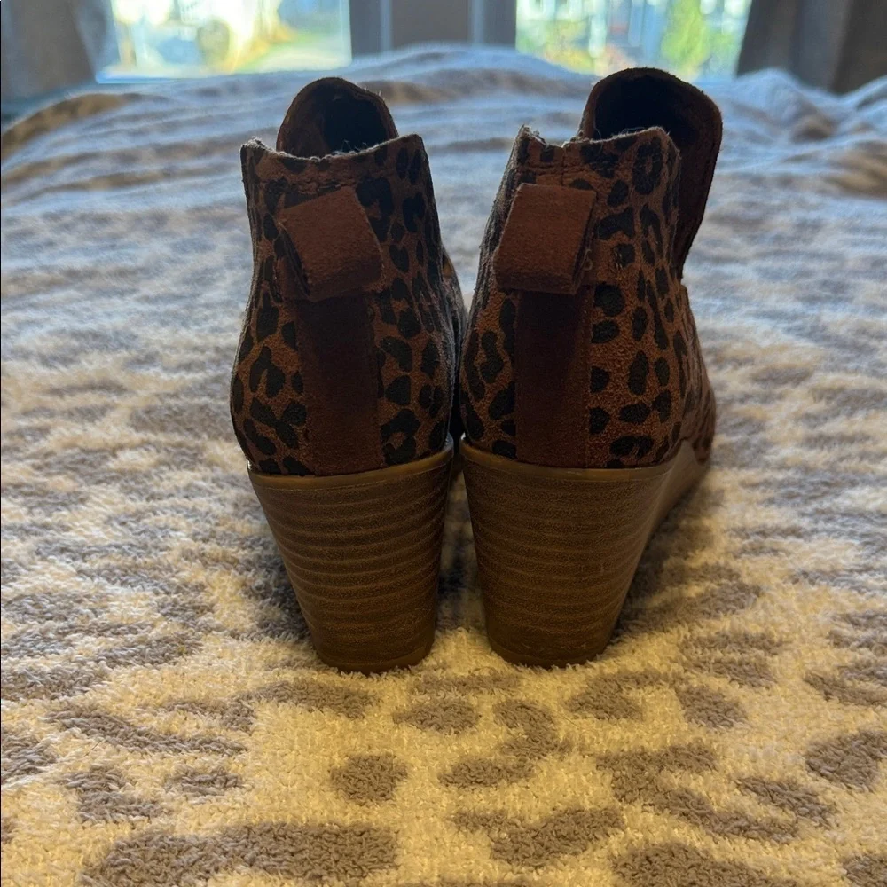 Toms Brown Leopard Print Wedge Shoes Size 7.5 Pull On
